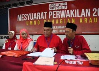 ROZABIL Abd. Rahman (dua dari kanan) pada 
Mesyuarat Perwakilan UMNO Bahagian Arau di dewan ILP, Perlis hari ini.- UTUSAN/IZLIZAN OTHMAN