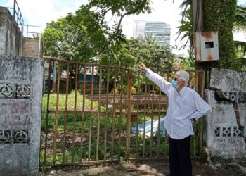 MOHD. Nassir Ahmad menunjukkan loji kumbahan perumahan yang telah rosak sejak 22 tahun lalu di Taman Sinaran Kempas, Johor Bahru.