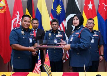 ABDUL Wahab (tiga dari kiri) bersama Pengarah Bomba Negeri yang baharu dilantik di Ibu Pejabat JBPM Putrajaya. - UTUSAN/MOHD HUSNI MOHD NOOR