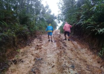 Dua guru SK Buayan, Penampang  menghantar lembaran kertas kerja kepada pelajar-pelajar mereka
baru-baru ini.  – Foto Ihsan Media Sosial
