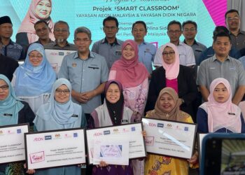 FADHLINA Sidek ketika melancarkan projek Smart Classroom di SK Mengkuang, Bukit Mertajam, Pulau Pinang hari ini. -Pix: SITI NUR MAS ERAH AMRAN