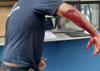 SEORANG lelaki lari menyelamatkan diri dalam keadaan berlumuran darah ke Balai Polis Butterworth, Pulau Pinang selepas dilibas dengan sebilah parang panjang oleh kenalannya.