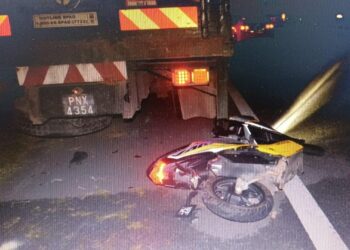 KEADAAN motosikal yang dibonceng mangsa yang maut, Nur Irfan Syahril Abdullah dalam kemalangan di Kilometer 91.2, Lebuh Raya Utara-Selatan (arah selatan), dekat Gurun, Sungai Petan malam tadi.