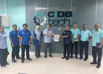 MOHD. Mustafa Al Bakri Abdullah dan penyelidik FKTK dalam pertemuan bersama Pengurus Cawangan CIDB Technologies Sdn. Bhd. Mohd Zulkhairi Mohd Daud di Arau, Perlis hari ini.- UTUSAN/IZLIZAN OTHMAN