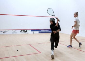 AIFA Azman (kiri) mara ke pusingan kedua selepas menewaskan Emilia Soini pada pusingan pertama Terbuka Britain di Kelab Edgbaston Priory, Birmingham, England, awal pagi tadi. - Ihsan britishopensquash