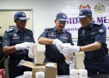 HAMISAN Kalip (tengah) menunjukkan heroin yang disorokkan di dalam bekas serbuk minuman suplemen yang berjaya dikesan JKDM) Pulau Pinang dalam sidang akhbar di Butterworth, Pulau Pinang hari ini.