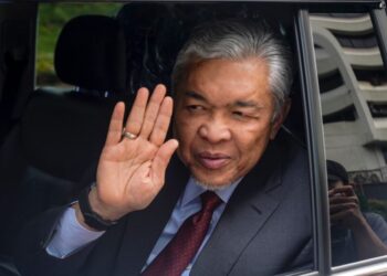 Ahmad Zahid Hamidi  selepas selesai menghadap Agong di Istana Negara semalam.