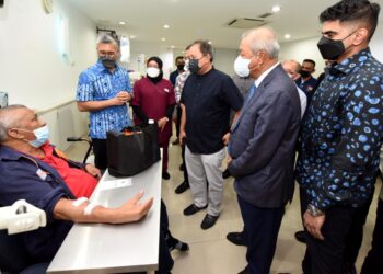 TENGKU Zafrul Abdul Aziz (dua dari kiri) beramah mesra bersama seorang pesakit yang mendapat rawatan di NSCMH Dialysis Care Cawangan Kuala Pilah selepas merasmikan pusat hemodialisis tersebut di Kuala Pilah hari ini.