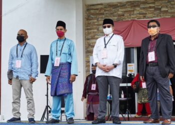 EMPAT calon DUN Gedong (dari kiri), Tomas Marcus Ango (Parti Bumi Kenyalang); Mohamad Sofian Fariz Sharbini (PSB); Tan Sri Abang Johari Tun Openg (Gabungan Parti Sarawak) dan Kamal Bujang (Amanah) bergambar bersama selepas selesai menyerahkan borang penamaan calon di Pusat Penamaan Calon DUN Gedong, Dewan Masyarakat Gedong hari ini. - UTUSAN/MUHAMAD IQBAL ROSLI