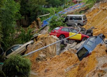 PENDUDUK risau berlakunya kejadian tidak diingini selepas  mendapati mendapan tanah dengan bukaan retakan selebar tiga sentimeter dengan jarak lebih tiga meter dari lubang korekan.  -GAMBAR HIASAN