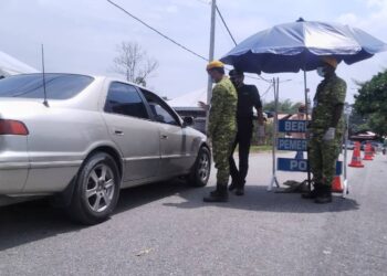 ANGGOTA polis memeriksa kereta yang melalui SJR di Jalan Sungai Bayor berikutan pelaksanaan PKPD di Ulu Selama mulai tengah malam ini. - UTUSAN/WAT KAMAL ABAS