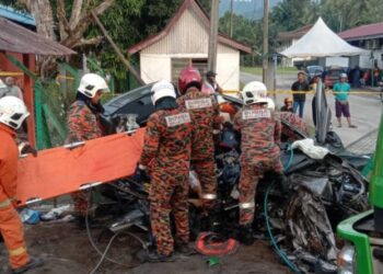 KEADAAN kereta terlibat kemalangan yang menyebabkan empat mangsa maut di Trong, Bukit Gantang semalam. - UTUSAN/IHSAN JBPM PERAK
