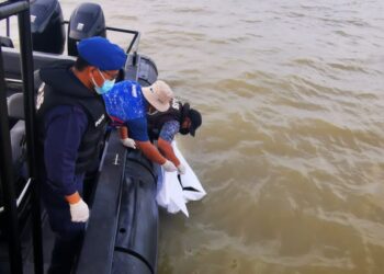 ANGGOTA polis mengangkat mayat keempat mangsa lemas bot akibat bot karam berdekatan Pantai Rambah, Pontian, di Johor.