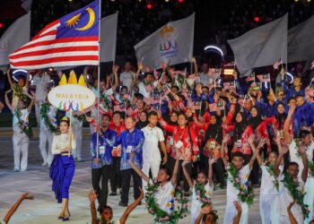 KONTINJEN Malaysia ketika perarakan pembukaan Sukan SEA Kemboja 2023.-UTUSAN/AMIR KHALID