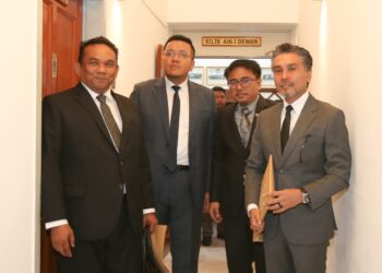 (DARI kiri), Zolkifly Md. Lazim; Dr. Afif Bahardin; Zulkfili Ibrahim dan Khaliq Mehtab Mohd. Ishaq ketika meninggalkan sidang Dewan Undangan Negeri  Pulau Pinang selepas usul supaya mereka mengosongkan kerusi masing-masing diluluskan, kelmarin.