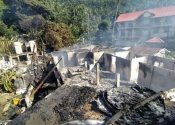 EMPAT buah chalet di Pulau Aur, Mersing, Johor musnah dalam satu kebakaran semalam. - FOTO BOMBA JOHOR