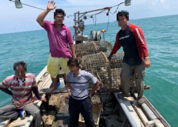EMPAT lelaki dicekup pihak berkuasa Maritim Malaysia Selangor selepas dikesan melanggar kawasan untuk menangkap ikan berdekatan Tanjung Rhu di Klang, Selangor, semalam.