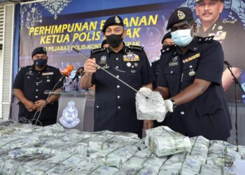 MIOR Faridalathrash Wahid (tengah) menunjukan dadah yang dirampas di IPK Perak di Ipoh, hari ini. - UTUSAN/ZULFACHRI ZULKIFLI