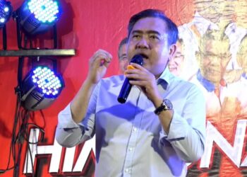 ANTHONY Loke Siew Fook berucap pada Himpunan Harapan Melaka Bangkit di Bukit Baru, Melaka.