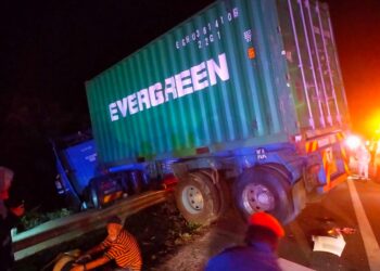 SEBUAH lori kontena terbabas dan merempuh tiga kenderaan lain menyebabkan empat mangsa maut di kilometer 135.7 LPT hala ke Kuantan di Temerloh,  Pahang.  -  IHSAN JBPM PAHANG