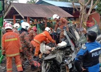 ANGGOTA bomba mengeluarkan mangsa yang tersepit dalam kemalangan di Jalan Sungai Baru, Trong dekat Bukit Gantang hari ini. - UTUSAN/IHSAN JBPM
