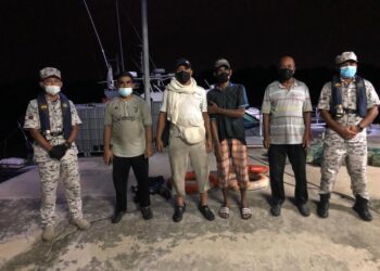 EMPAT nelayan yang terselamat selepas bot pukat tunda yang dinaiki mereka bocor dan hampir karam di kedudukan 5 nautika barat daya Kuala Kedah, Alor Setar, malam semalam.