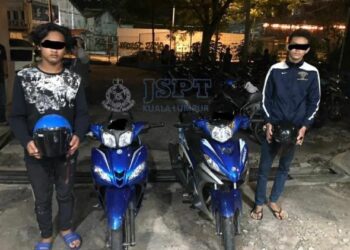 DUA daripada empat remaja yang ditahan kerana menunggang motosikal sambil melakukan aksi berbahaya dekat Plaza Tol Ayer Panas, DUKE dan Jalan Kuching, awal pagi tadi.