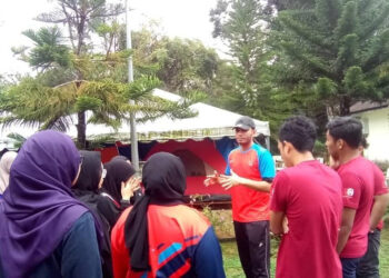 Sesi pembelajaran liken di lapangan bersama pelajar melalui aplikasi petunjuk biologi.