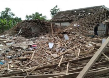 Keadaan rumah mangsa yang musnah dalam letupan, dikatakan bom ikan, di Desa Gondangwetan, Pasuruan. – AGENSI