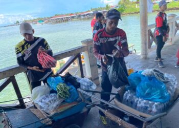 MOHD. Izwan Mohamad memperoleh rezeki dengan menawarkan khidmat mengangkut barang menggunakan kereta sorong di Pulau Bum Bum, Semporna.