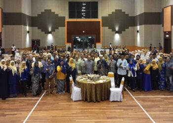 MOHD. Shukri Ramli bersama pegawai kanan pentadbiran dan pemain industri pelancongan Perlis selepas merasmikan pra-pelancaran Tahun Melawat Perlis 2024 di Kompleks Pentadbiran Setiausaha Kerajaan Negeri, Kangar, Perlis hari ini.-UTUSAN/SYED AZLAN SAYID HIZAR