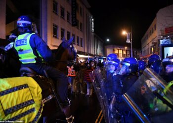 RIBUAN peserta demonstrasi berhimpun di bandar Bristol bagi menentang undang-undang baharu yang membenarkan pihak polis menghalang protes jalanan -AGENSI