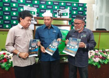 WAN Roslan Wan Hamat (tengah) semasa sidang media tarikh pengumuman calon PRU15 di 
Pejabat Perhubungan Pas Negeri Kelantan, Kota Bharu, Kelantan hari ini.UTUSAN/ROSMIZAN RESDI