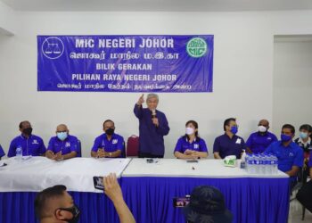AHMAD Zahid Hamidi berucap di hadapan jentera MIC ketika mengunjungi bilik gerakan parti itu di Tampoi, Johor Bahru.