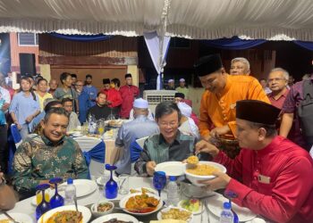 REEZAL MERICAN Naina Merican pada majlis Rumah Terbuka Aidilfitri anjuran Reezal Merican di Kepala Batas, Pulau Pinang malam tadi. - Pix SITI NUR MAS ERAH AMRAN