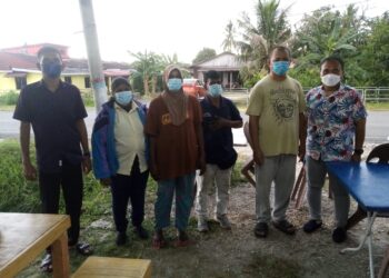 MOHD. Najib Othman (kanan) bersama sebahagian mangsa banjir ketika ditemui di ibu pejabat Kelab Kebajikan dan Sosial Meru Selatan di Klang, Selangor. - UTUSAN / MOHAMAD NAUFAL MOHAMAD IDRIS