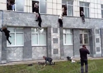 PELAJAR di sebuah universiti terjun bangunan untuk menyelamatkan diri. - AGENSI