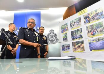 RAMLI Mohamed Yoosuf (depan) menunjukkan port penagihan dan pengedaran dadah yang telah diserbu dalam operasi Ops Tapis SeMalaysia siri kelima tahun ini dalam sidang akhbar di di Ibu pejabat Polis Kontinjen Pahang di Kuantan, Pahang. - UTUSAN/SHAIKH AHMAD RAZIF