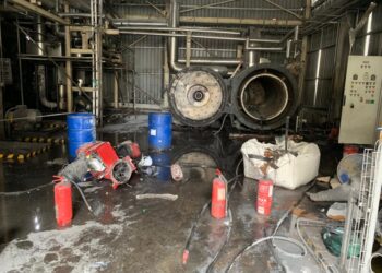 MESIN pendandang sebuah kilang batu kuari yang terbakar dan meletup hingga menyebabkan tiga pekerja cedera di Tapah hari ini. - UTUSAN/IHSAN JPBM