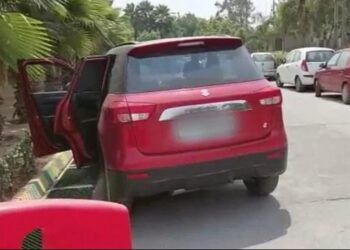 SEORANG wanita mati di dalam kereta selepas menunggu selama tiga jam untuk dimasukkan ke hospital akibat Covid-19. - AGENSI