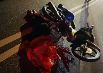 DUA pelajar SMK Pondok Upeh maut selepas motosikal yang ditunggangi mereka bertembung dengan sebuah kereta di Jalan Sungai Rusa, Balik Pulau, Pulau Pinang malam tadi.