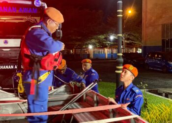 MOHD. Muaz Mohd. Yusoff (kanan) memantau anggota APM mempersiapkan barangan yang diperlukan bagi membantu mangsa banjir di pantai timur sebelum merasmikan Pelepasan Misi Bantuan ke Pantai Timur di Pejabat APM Kota Setar di Alor Setar. -UTUSAN/MOHD. RAFIE AZIMI