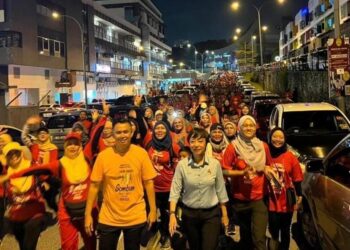 SEBAHAGIAN daripada lebih 500 peserta yang mengambil bahagian dalam Jalan Santai Malam Night Walk sempena 
sambutan Bulan Kemerdekaan di Seremban malam tadi-UTUSAN/NAZARUDIN SHAHARI