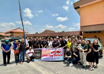 SHARIFAH Farah Adriana Tuanku Syed Faizuddin Putra Jamalullail berkenan berangkat membuat pelepasan ‘flag off’ Kelab Kereta Berkuasa Tinggi Utara (NSC) Charity Drive 2023’ di perkarangan Rumah Kanak-kanak Arau Guar Nangka, Arau, Perlis semalam.-UTUSAN