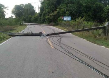 TIANG elektrik tumbang selepas dibom sekumpulan penyerang di daerah Tak Bai.-BANGKOK POST