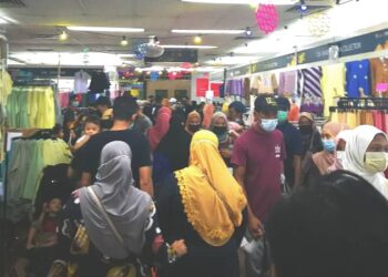 Keadaan dalam Kompleks PKNS yang sesak dengan pengunjung termasuk bayi dan kanak-kanak di Shah Alam Selangor pada 2 Mei 2021. -
ABDUL RAZAK IDRIS