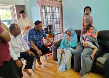 REEZAL MERICAN Naina Merican ketika mengunjungi keluarga Muhammad Hawari Hashim di kediaman peserta Malaysia Everest 2023 (ME2023) berkenaan di Kampung Permatang Kerai Besar, Kepala Batas, Pulau Pinang pagi tadi.