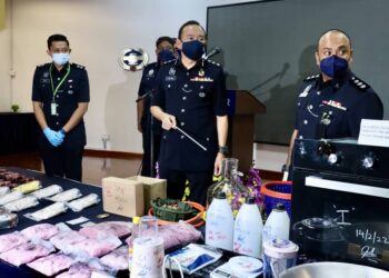 AHMAD Jefferi Abdullah menunjukkan sebahagian dadah dirampas dalam dua serbuan berasingan di Kuala Langat dan Klang ketika sidang akhbar di IPK Shah Alam, Selangor, hari ini. - UTUSAN / ZULFADHLI ZAKI