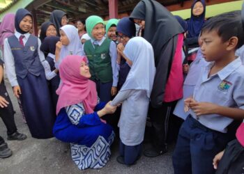 FADHLINA Sidek ketika melawat SK Keledang Jaya di Nibong Tebal, Pulau Pinang hari ini. - Pic: IQBAL HAMDAN