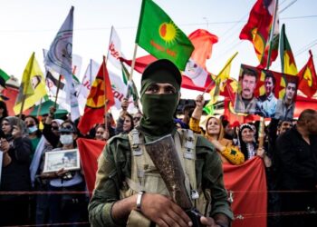 RAKYAT Syria berdemonstrasi menentang serangan Turki terhadap Parti Buruh Kurdistan (PKK) di bandar Qamishli, Syria.-AFP